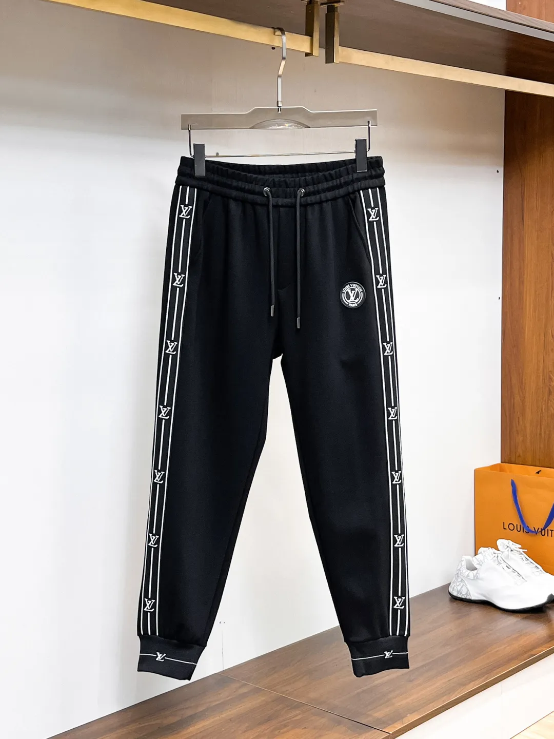 🅿️540 LV 2025 autumn and winter new counter, the same casual Tencel cotton fabric suit, breathable, comfortable and casual! Full of high-end feel! The details are exquisite and high-end, and the workmanship is impeccable! The original high-end fabric is very high-end! The fabric is crisp, anti-wrinkle and wear-resistant, warm, neat and stylish. Everyone must buy a set this autumn and winter. They must look cool and cool when wearing it. This is a model that we highly recommend! M-3XL